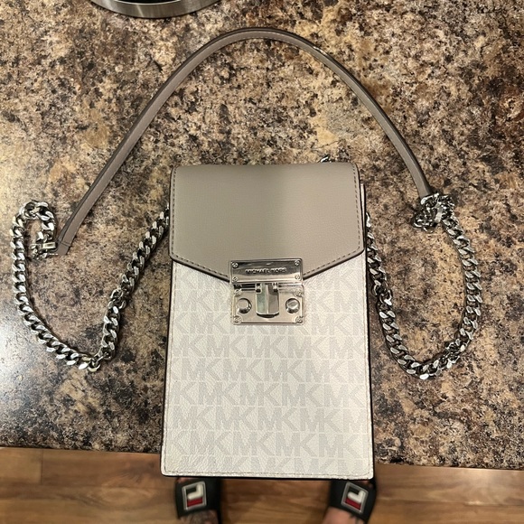 MICHEAL KORS Vintage Cross-body bag with Silver Chain Strap - Picture 2 of 3